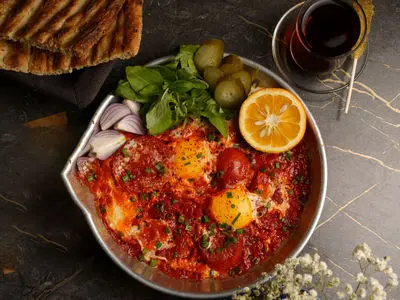 طرز تهیه املت با ژامبون و گوجه فرنگی و هالوپینو و پیاز و جعفری!