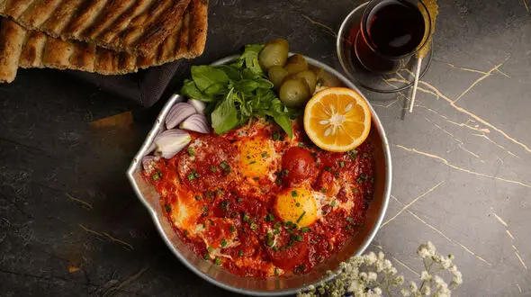 طرز تهیه املت با ژامبون و گوجه فرنگی و هالوپینو و پیاز و جعفری!