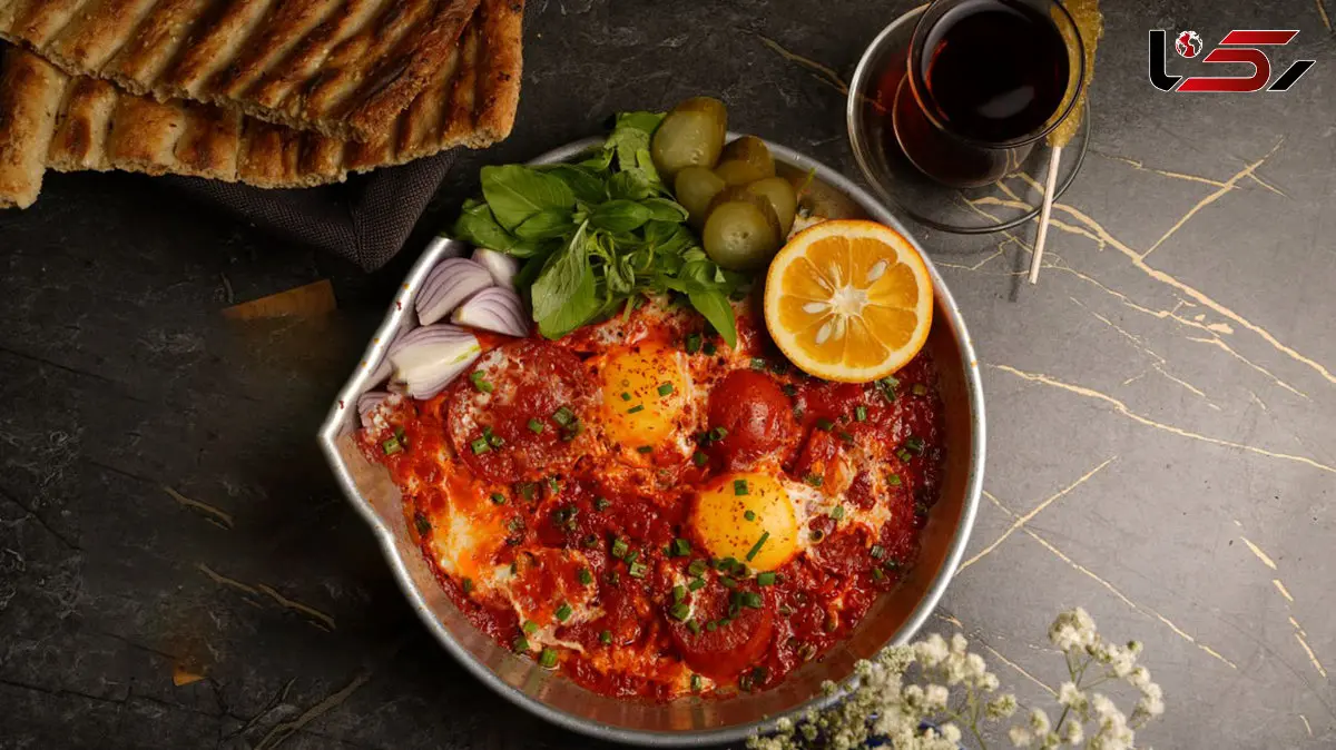 طرز تهیه املت با ژامبون و گوجه فرنگی و هالوپینو و پیاز و جعفری!