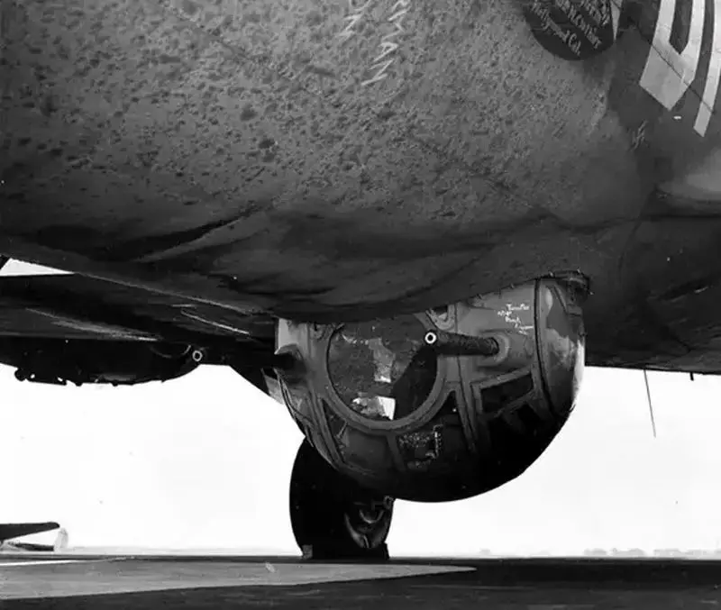 توپچی های برجک کروی در محفظه ای شیشه ای و خطرناک زیر بدنۀ بمب افکن های آمریکایی جنگ جهانی دوم