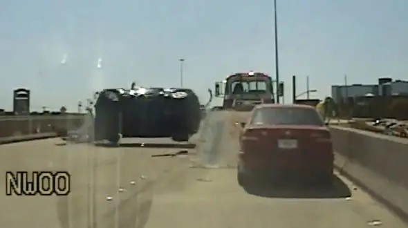 لحظه برخورد وحشتناک خودروی شاسی بلند و چپ شدن در بزرگراه +فیلم
