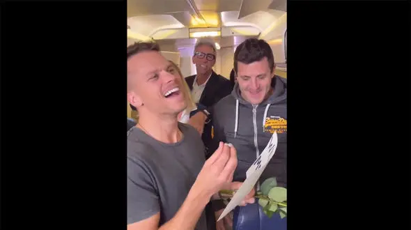 فیلم عجیب ترین خواستگاری یک زن از این پسرجذاب در آسمان / واکنش پسر چه بود؟