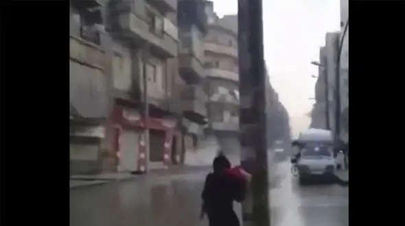  فیلم لحظه فرو ریختن ساختمانی در «حلب» سوریه بر اثر زمین‌لرزه