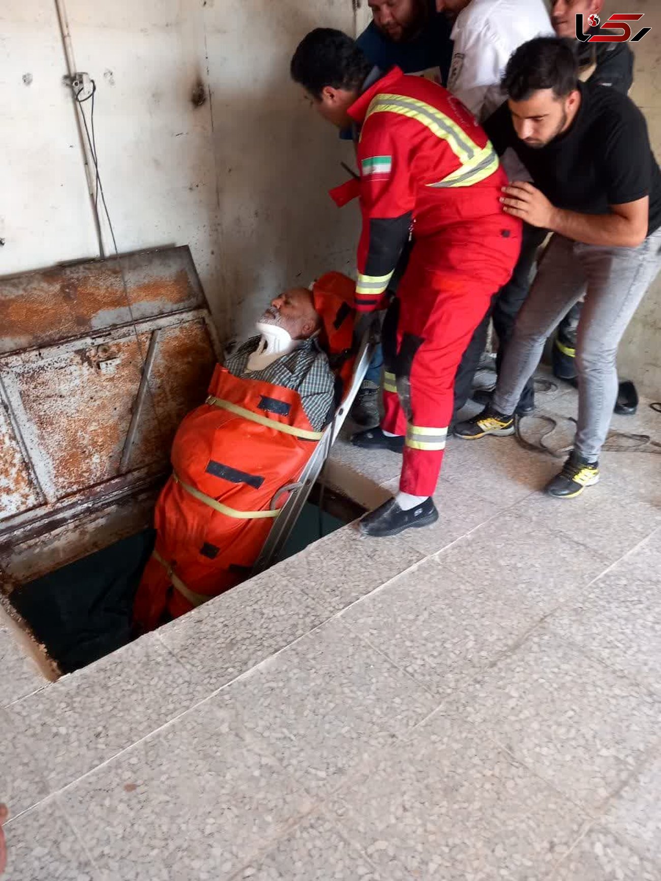 نجات پیرمرد مصدوم از زیرزمین مغازه توسط آتش نشانان قزوینی 
