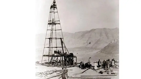 یک عکس یک روایت: حفر نخستین چاه نفت در مسجد سلیمان