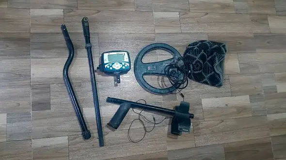 بازداشت مرد شیرازی که با دستگاه گنج یاب به دنبال گنج  بود