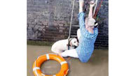 نجات یک زن و سگش از رودخانه + عکس
