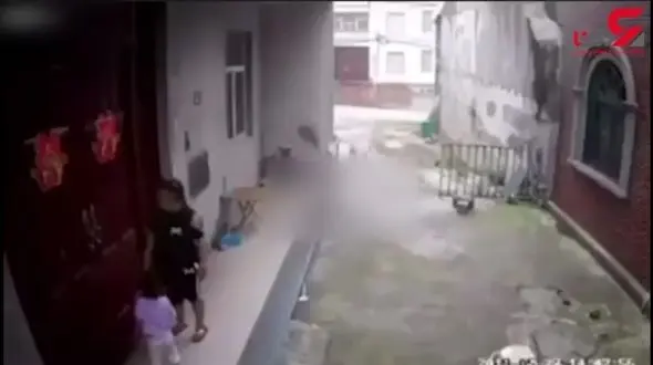 لحظه سقوط پسر بچه از طبقه دوم ساختمان + فیلم