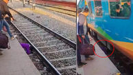 مادر از بچه اش بعد از افتادن روی ریل قطار محافظت می کند