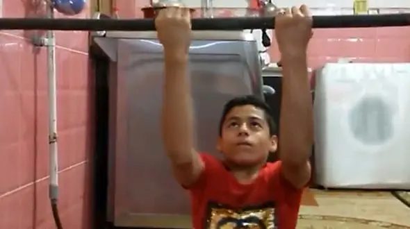  به خاطر این پسر قهرمان هم که شده کرونا را شکست دهیم + فیلم