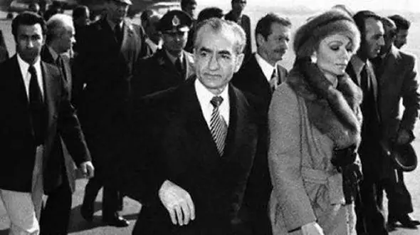 عکس / سفر به ایام قدیم / سفر مجردی فرح پهلوی با جت شخصیش به شیراز !/  سال 1356