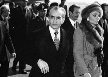 عکس / سفر به ایام قدیم / سفر مجردی فرح پهلوی با جت شخصیش به شیراز !/  سال 1356