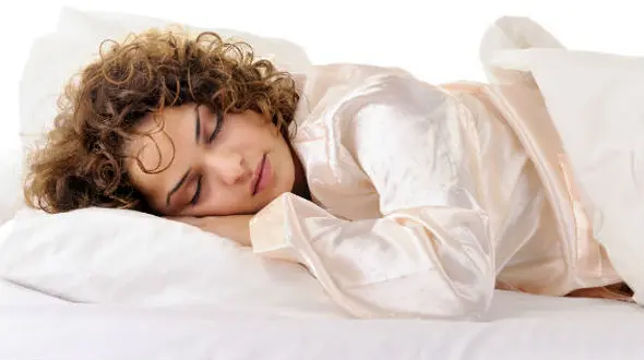 عامل ریزش مو و شوره سر خوابیدن با موهای خیس