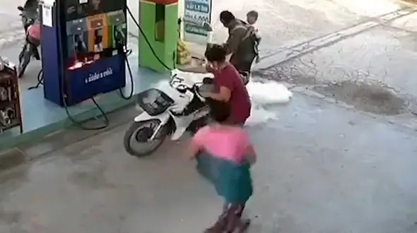فیلم لحظه آتش گرفتن پمپ بنزین / مردجوان با بچه روی کولش جان همه را نجات داد