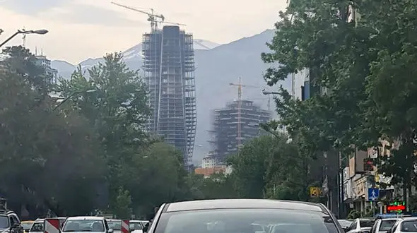 دزدیدن چشم اندازهای شهری تهرانی ها با مجوز های شهرداری/  سخنگوی شورای شهر: در تهران، مجموعه ای از اغتشاشات بصری به چشم می خورد