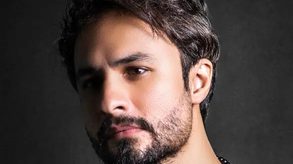 دانلود آواز باشکوه مصطفی راغب با  موزیک ویدئوی هیجان انگیز آهنگ «مهتاب» / غمت از ماه میریزه رو تنهاییم میشینه...