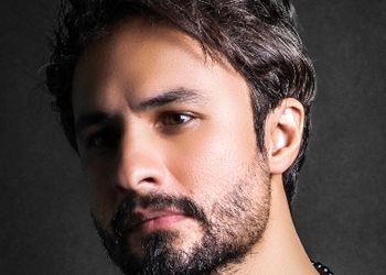 دانلود آواز باشکوه مصطفی راغب با  موزیک ویدئوی هیجان انگیز آهنگ «مهتاب» / غمت از ماه میریزه رو تنهاییم میشینه...