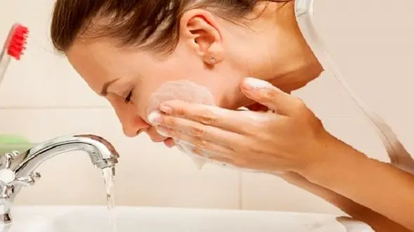 10 اشتباهی که روزانه هنگام شستن صورت مرتکب می شوید