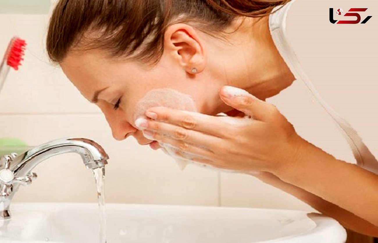 10 اشتباهی که روزانه هنگام شستن صورت مرتکب می شوید