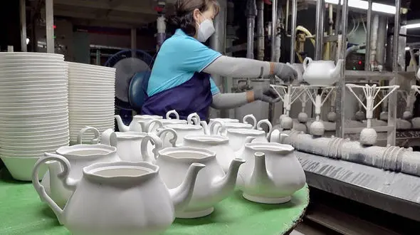 چگونه قوری و فنجان‌ های سرامیکی در چین تولید می‌ شود؟ / فیلم