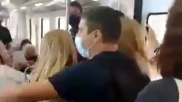  مسافر عجیب مترو را به هم ریخت  / او را به بیرون پرت کردند + فیلم