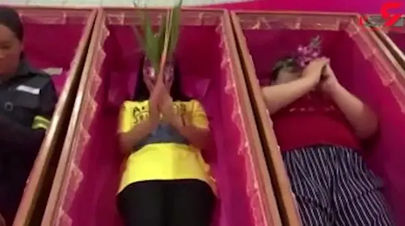 فیلم | رسم عجیب سال نو میلادی؛ خوابیدن در تابوت برای دفع شر!