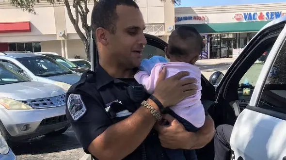 نجات تصادفی کودک ۴ ماهه از داخل خودرو