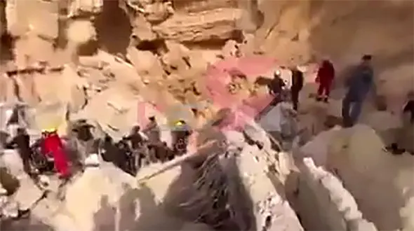 ریزش تپه‌ای در زیارتگاه معروف به قَطّاره امام علی / احتمال دفن شدن زائران زیر آوار + فیلم و عکس