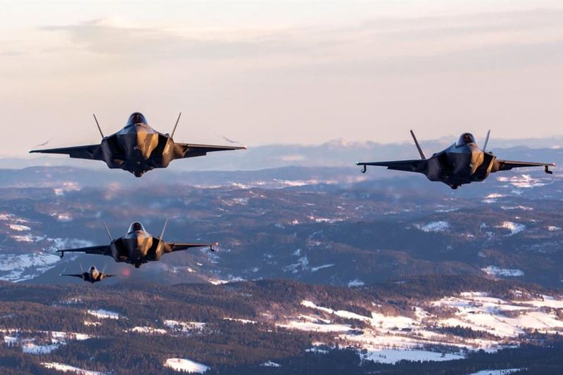 نمای جلو سه جنگنده‌ی F-35 در‌آسمان