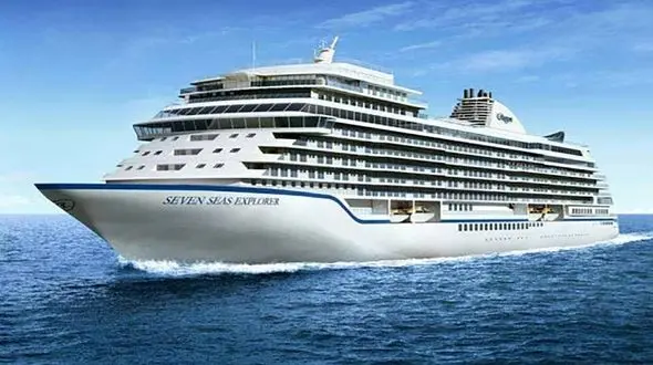 جدال وحشتناک کشتی مسافربری با طوفان + فیلم