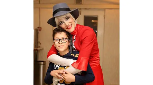 ویشکا آسایش در کنار عشق کوچکش در پشت صحنه مى سى سى پى نشسته مى میرد +عکس