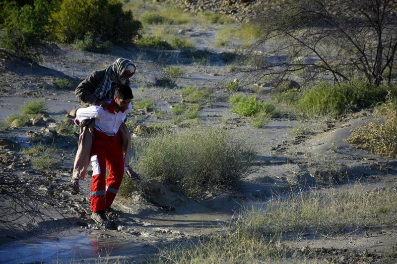 نجات جان ۳ نفر از اهالی روستای گودن در بخش زرآباد توسط بالگرد جمعیت هلال احمر