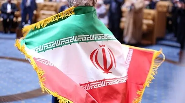 اهتزاز پرچم افتخارآفرینی ایران به دست دانشجویان بسیجی