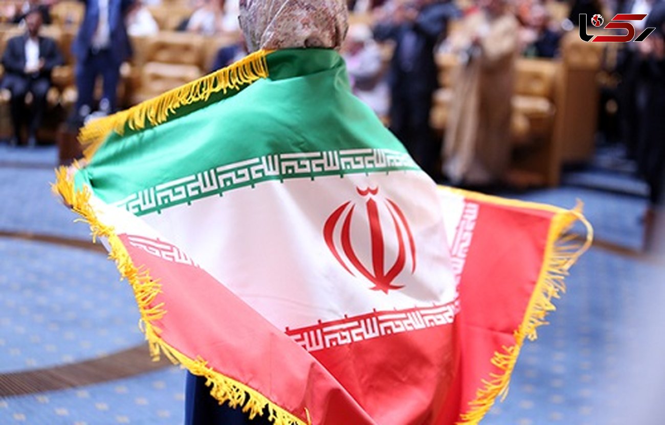 اهتزاز پرچم افتخارآفرینی ایران به دست دانشجویان بسیجی