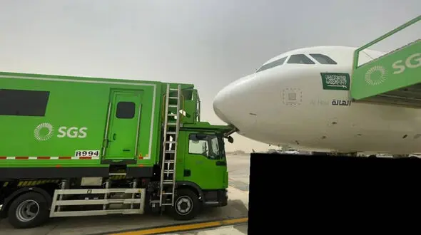 برخورد خودرو کیترینگ به دماغه ایرباس A320 شرکت عربستانی + عکس