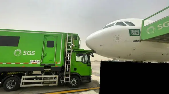 برخورد خودرو کیترینگ به دماغه ایرباس A320 شرکت عربستانی + عکس