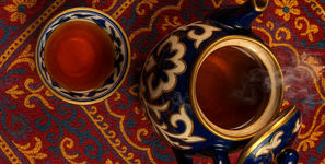 از کوه‌های مه‌آلود چین تا استکان‌های کمرباریک ایرانی/  روایتی جهانی از چای، نوشیدنی همیشه داغ