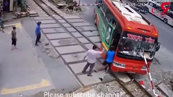 تصادف  وحشتناک اتوبوس با میله + فیلم