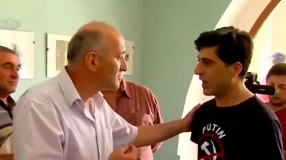 سیلی زدن یک سیاستمدار به صورت مرد جوان