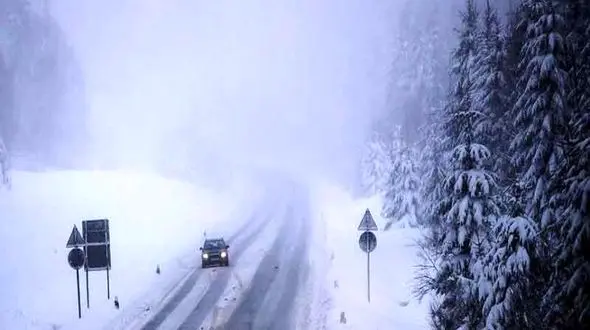 فیلم نجات معجزه‌آسای مادر باردار در کولاک مرگبار / او از چنگال برف و سرما نجات یافت