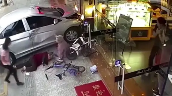 2 زن در پیاده رو بودند که ماشین با سرعت آمد و..! + فیلم و عکس