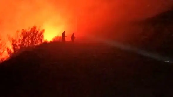 آتش سوزی مهیب در 2 عرصه جنگلی گلستان / گدازه های آتش تا 400 متر دورتر پرتاب می شوند + فیلم