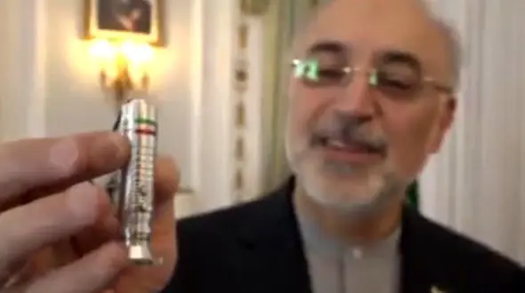 هدیه عجیب رئیس سازمان انرژی اتمی به خبرنگار صدا و سیما + فیلم