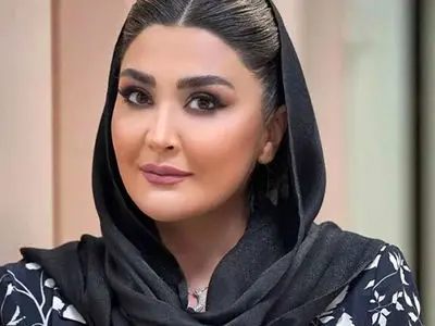 استایل تابستانی مریم معصومی در دبی با چشم‌انداز برج خلیفه؛ قابی رنگارنگ از سفر لاکچری + عکس