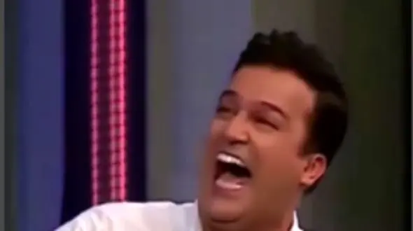 اجرای خنده دار شرکت کننده در برنامه شب آهنگی با آهنگ صدای خنده هات هنوز توی گوشمه./ حامد آهنگی پخش زمین شده از خنده...