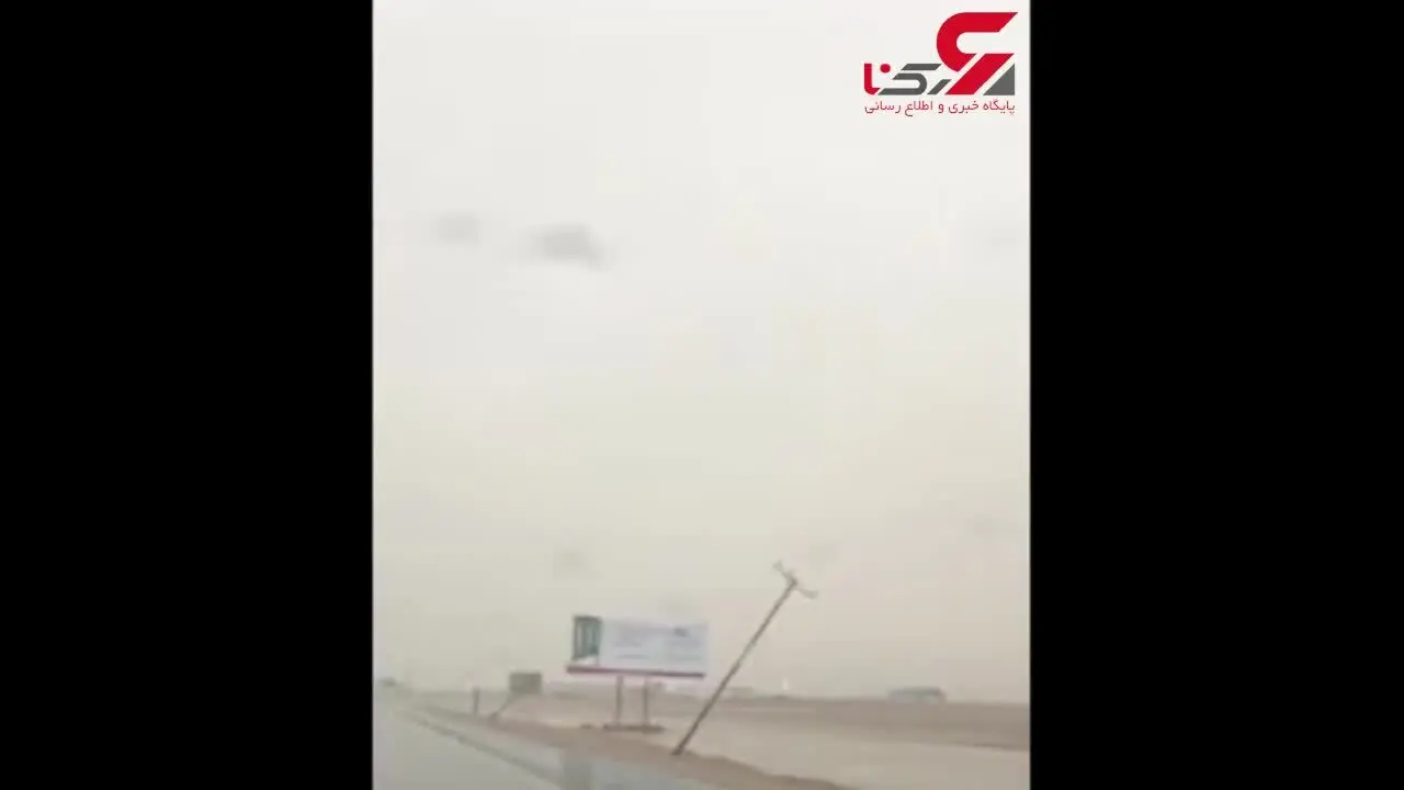 لحظه توفان وحشتناک در بوشهر / تیرهای برق کج شدند! + فیلم 