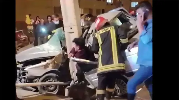  نصف شدن پژو پارس در  تصادف با تیر برق + فیلم شوک آور