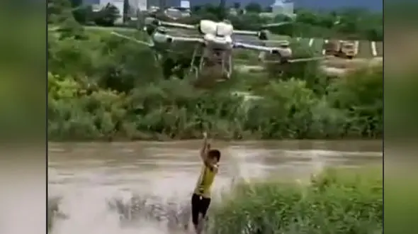فیلم نجات کودک گرفتار در سیلاب با پهپاد کشاورزی در ویتنام