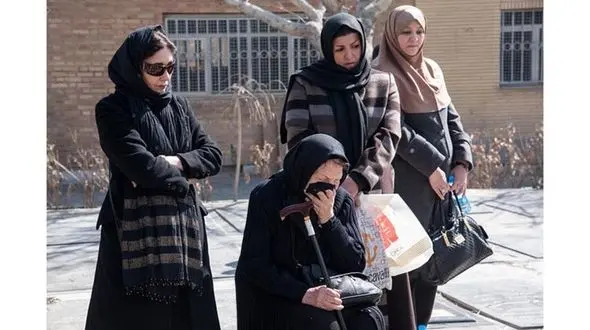 اشک‌های توران مهرزاد هنگام تشییع پیکر خواهرش / تشعیی پیکر ایران بزرگمهری در سکوت خبری