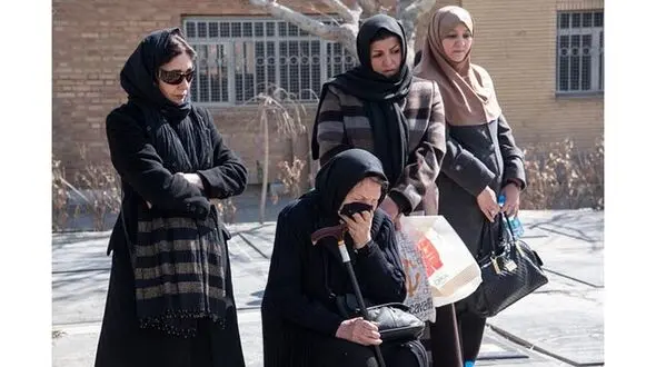 اشک‌های توران مهرزاد هنگام تشییع پیکر خواهرش / تشعیی پیکر ایران بزرگمهری در سکوت خبری